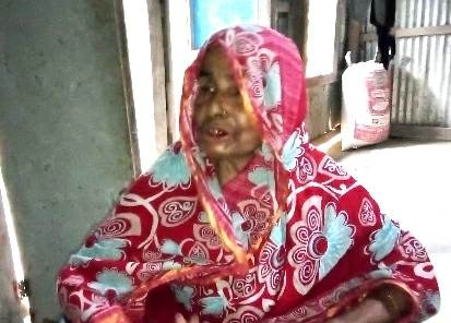 লালমোহনে জীবত বৃদ্ধাকে মৃত্যু দেখিয়ে ভাতা বাতিল করলেন ইউপি সচিব