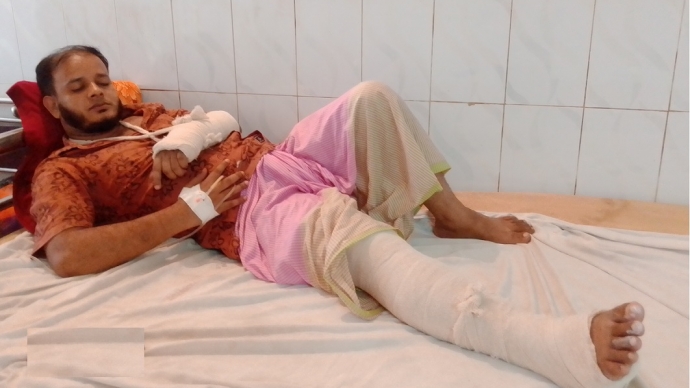 ভোলা সদর হাসপাতালের স্টাফের হাত-পা ভেঙ্গে দিয়েছে সন্ত্রাসীরা